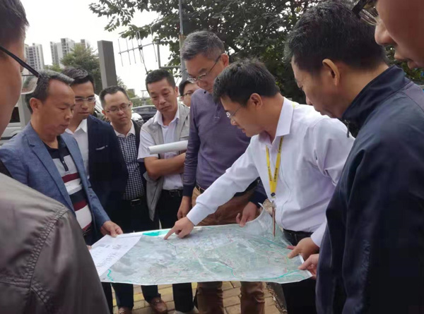 大良街道、順控環(huán)保水務(wù)等領(lǐng)導(dǎo)到金陡涌黑臭水體治理現(xiàn)場(chǎng)視察工作